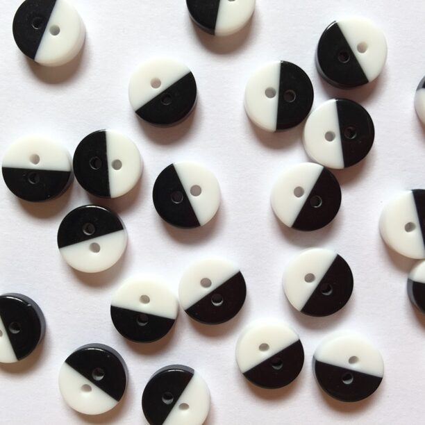 Black and white glossy buttons 10mm